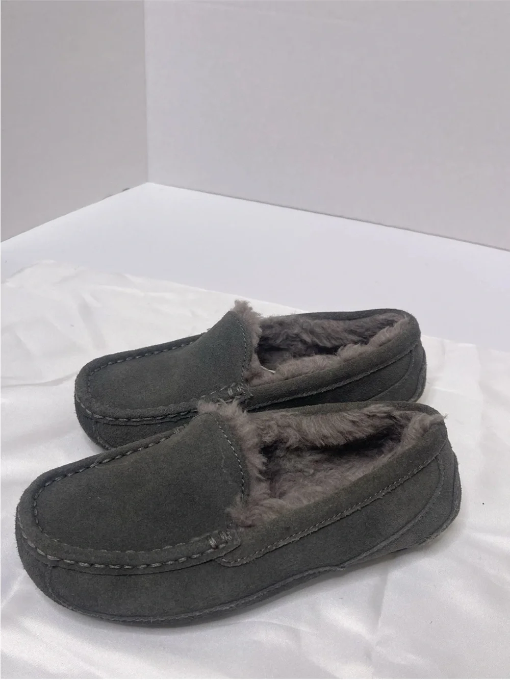 UGG Ansley Youth Slippers Sz 1 Gray Suede Shearling Slip On Cozy Comfort
